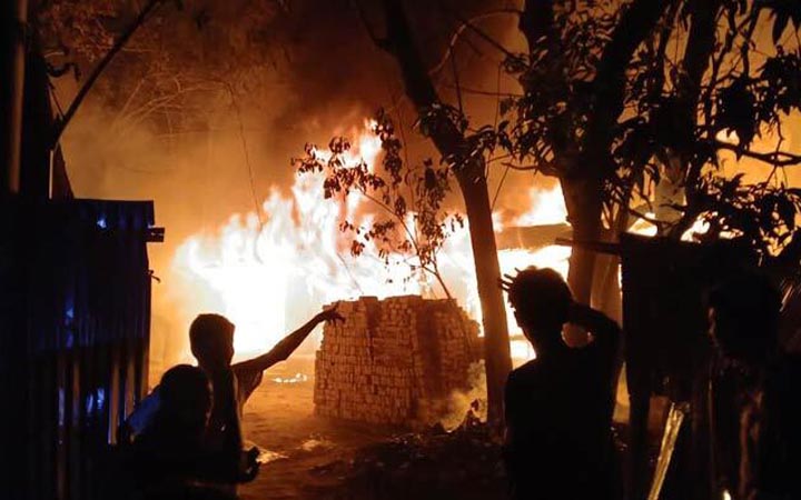 বোয়ালখালীতে আগুনে পুড়লো বসতঘর ও ৬ ছাগলসহ হাঁস-মুরগি